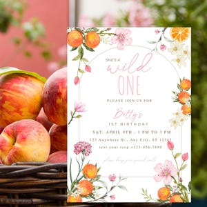 Convite de 1º aniversário Peach Wild One, modelo de aniversário com frutas rosa e laranja floral, impressão de cartão de aniversário Canva para qualquer gênero, download instantâneo
