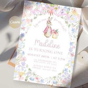 Könnte beinhalten: Eine rosa-weiße Blumen-Einladung mit einer Hasen-Illustration. Die Einladung lautet "Hop on over for some fun Madeline is turning one August 20th at 5 PM 123 Anywhere St. Any City, ST 12345 Kindly reply to Emilie 123-416-7890"