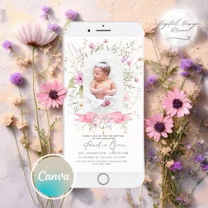 Invitación digital con foto para bautizo con lazo de flores silvestres, invitación electrónica para bautizo de niña, plantilla rosa coqueta para bautizo, descarga instantánea