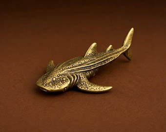 Figura de tiburón de latón, mini estatua de animal marino, decoración náutica para escritorio, adorno vintage de vida marina, pequeño objeto coleccionable de latón.