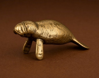 Figura de manatí de latón, mini estatua de vaca marina, decoración náutica para escritorio, pequeño objeto coleccionable del océano, adorno de latón vintage