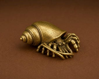 Figura de cangrejo ermitaño de latón, decoración de animales marinos en miniatura, adorno náutico para escritorio, artículo de colección costero vintage, pequeña escultura de latón.