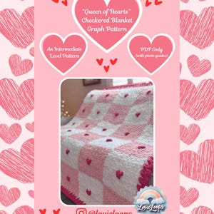 Może przedstawiać: Różowo-biały koc w kratkę z serduszkami, oznaczony jako "Queen of Hearts" i "Checkered Blanket Graph Pattern". Obraz zawiera tekst wskazujący na wzór na poziomie średniozaawansowanym i format PDF z przewodnikami fotograficznymi. Projekt jest szydełkowy.