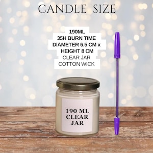 May include: A candle in a clear jar with a metal lid, featuring a label that reads 190 ML CLEAR JAR. Text above specifies 190ML, 35H BURN TIME, DIAMETER 6.5 CM x HEIGHT 8 CM, CLEAR JAR, COTTON WICK. A purple pen stands vertically beside the jar.