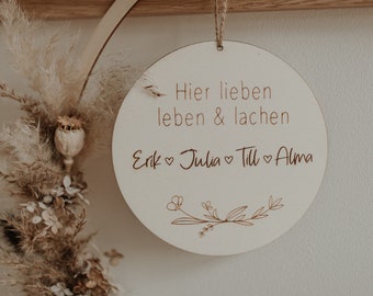 Personalisiertes Familienschild "Hier leben, lieben und lachen"