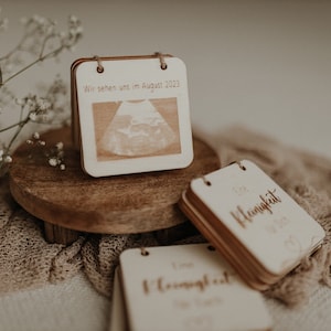 Announce pregnancy to grandma, grandpa, sister / wooden book with ultrasound image
