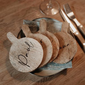 Stylische Untersetzer aus Mangoholz mit Name personalisiert