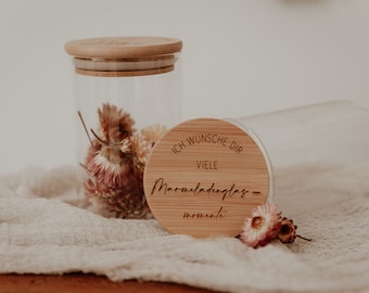 Könnte beinhalten: Ein Holzdeckel mit dem Text "Ich wünsche dir viele Marmeladenglas-momente" auf einem Glasgefäß gefüllt mit getrockneten Blumen.