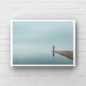 Vissen Kunst aan de muur, Minimalistische fotografie, Blauwe kunst aan de muur, Vissen Print, Visser, Eenzaamheid, Kust Decor, Lakeside Decor