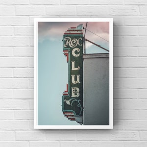 Stampa di insegne retrò, Rex Club, Insegna da bar mid century, Blu e verde, Arte murale vintage, Arte da bar, Fotografia di viaggio, Insegne al neon