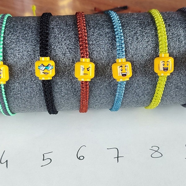 Bracelet tissé avec une tête jaune minifigure (non officelle), moc, brique de construction