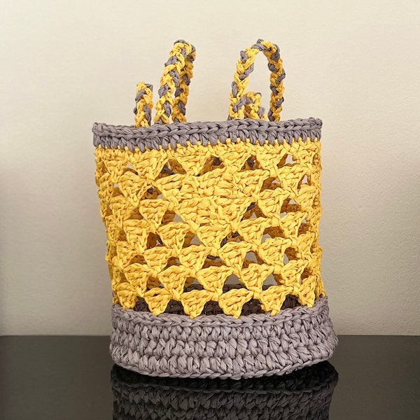 Natural raffia oval base bucket bag, crochet shoulder bag