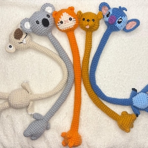 Bolsa com pingentes de animais de pescoço comprido, estetoscópio e volante.