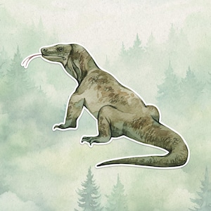 Op de afbeelding: Een aquarelillustratie van een Komodovaraan met een getextureerde bruine en grijze huid, afgebeeld in zijaanzicht met de lange, gevorkte roze tong naar buiten gestoken. De hagedis heeft gedetailleerde schubben en een dikke, gespierde staart.