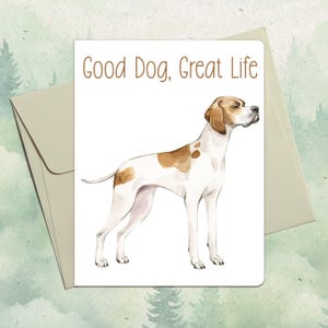 Puede incluir: Una tarjeta de felicitación con una ilustración de acuarela de un perro Braco Alemán de Pelo Corto blanco y marrón. El texto "Good Dog, Great Life" está impreso en marrón en la parte superior de la tarjeta.