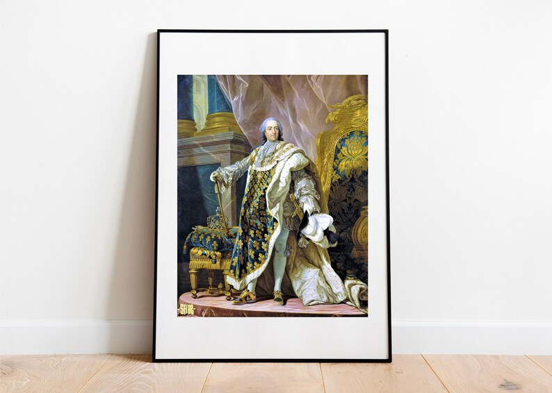 Puede incluir: Impresi&oacute;n enmarcada de un retrato hist&oacute;rico. La obra representa a un hombre con un atuendo real ornamentado, que incluye un abrigo largo con detalles dorados y azules, una peluca blanca y una corona. El fondo presenta un trono y tela drapeada.