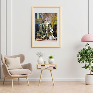 Puede incluir: Una impresi&oacute;n enmarcada de una pintura hist&oacute;rica que representa una figura con atuendo ornamentado, sentada en un trono. La obra de arte presenta colores ricos y detalles dorados, exhibida en un marco de madera clara. La habitaci&oacute;n incluye un sill&oacute;n beige, una mesita auxiliar y una planta en maceta.