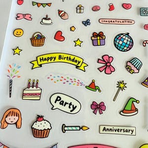 Puede incluir: Hoja de pegatinas coloridas con varios diseños, incluyendo pasteles, lazos, estrellas y los textos "Happy Birthday", "Party", "Best Friends" y "Anniversary". Las pegatinas presentan una variedad de colores y formas, perfectas para scrapbooking o decoración.