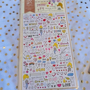 Op de afbeelding: Een vel decoratieve stickers met handgetekende illustraties van harten, mensen en zinnen als "I Love You" en "Without You". De stickers zijn in verschillende kleuren, waaronder rood, roze en zwart, met tekst in het Engels en Koreaans.