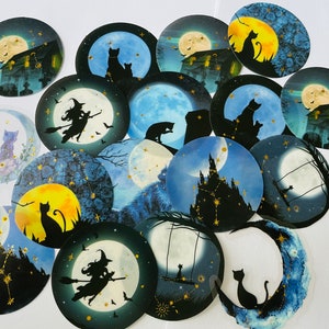以下が含まれることがあります： ハロウィンをテーマにしたデザインが施された丸いステッカー15枚セット。ステッカーには、黒い猫、魔女、三日月が、金色のグリッターのアクセントが施された青い背景に描かれています。