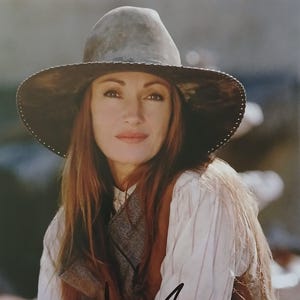 Jane Seymour Signed 8x10 Photo - Beckett BAS Authentic Autograph