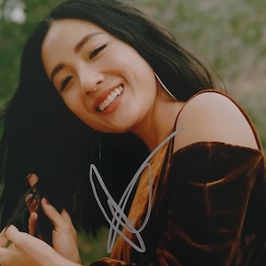 Constance Wu Signed 8x10 Photo - Beckett BAS Authentic Autograph