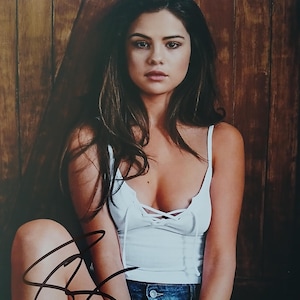 Selena Gomez Signed 8x10 Photo - Authentic Autograph W/ A1COA