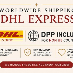 Pode incluir: Gr&aacute;fico creme com texto que promove o envio mundial via DHL Express. Inclui o logotipo da DHL, um &iacute;cone de globo e texto sobre taxas e impostos alfandeg&aacute;rios. A faixa inferior diz: "N&oacute;s tratamos dos impostos, voc&ecirc; aproveita seu pedido."