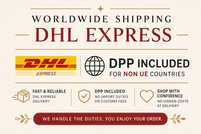 Op de afbeelding: Cr&egrave;mekleurige afbeelding met tekst die wereldwijde verzending via DHL Express promoot. Bevat het DHL-logo, een wereldbolpictogram en tekst over invoerrechten en douanekosten. De onderste banner luidt: "Wij handelen de plichten af, u geniet van uw bestelling."