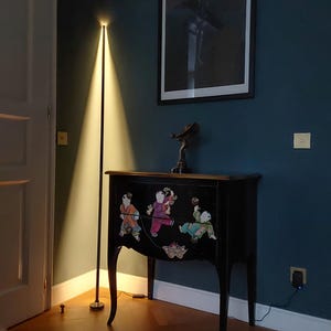 Gica Contra handmade minimalist floor lamp by Tommaso Cristofaro — vertical sculptural light in aluminum with indirect warm glow, modern Italian design, unique signed and numbered piece.