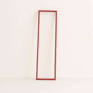 Pode incluir: Uma moldura vermelha retangular e alta contra um fundo branco. A moldura tem um design simples e moderno, com linhas limpas e uma cor arrojada. Provavelmente &eacute; para um espelho ou uma obra de arte.