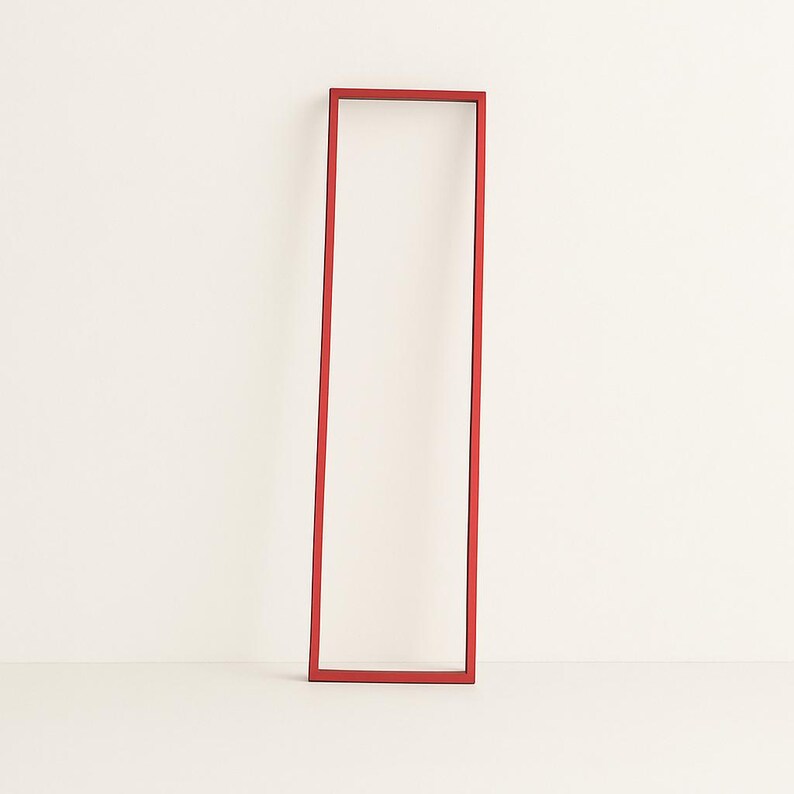 Pode incluir: Uma moldura vermelha retangular e alta contra um fundo branco. A moldura tem um design simples e moderno, com linhas limpas e uma cor arrojada. Provavelmente &eacute; para um espelho ou uma obra de arte.