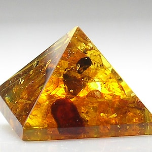 Bernstein Pyramide kleines Modell, gleiche Proportionen wie Gizeh Pyramide in Ägypten