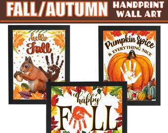 Könnte beinhalten: Drei druckbare Handabdruck-Kunstdrucke zum Thema Herbst. Das erste Design zeigt ein Eichhörnchen, das eine Eichel hält, mit dem Text "hello fall". Das zweite Design zeigt einen Kürbis mit dem Text "pumpkin spice & everything nice". Das dritte Design zeigt einen Handabdruck mit dem Text "happy fall".