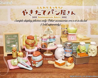 Op de afbeelding: Een miniatuur bakkerspeelset met Sumikko Gurashi-karakters. De set bevat een bakkers­balie, een vitrine, een weegschaal, een melk­pak en diverse andere accessoires. De set is gemaakt van plastic en is geschilderd in felle kleuren. De set is perfect voor fantasierijk spelen en zal elke Sumikko Gurashi-fan zeker aanspreken.