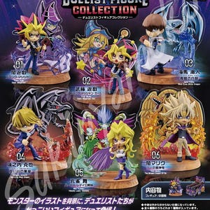 Könnte beinhalten: Eine Sammlung von Duelist Figure Collection-Figuren mit Charakteren aus der Yu-Gi-Oh!-Serie. Jede Figur wird auf einem Sockel mit einem Charakternamen und einer Nummer präsentiert. Die Figuren umfassen Yugi Muto, Dark Magician Girl und Seto Kaiba.