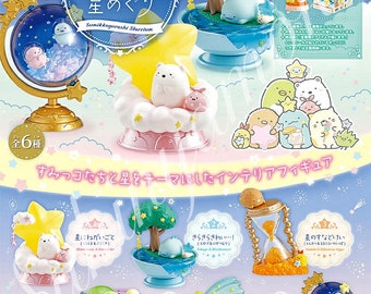 Op de afbeelding: Een set van zes Sumikkogurashi Starrium figuren. De figuren tonen personages uit de Sumikkogurashi franchise, waaronder Penguin?, Shirokuma, Tonkatsu en Neko. De figuren zijn allemaal rondom sterren en de nachtelijke hemel ontworpen. De set bevat een globe, een stervormige wolk, een boom met een vijver, een zandloper, een telescoop en een stervormige basis.