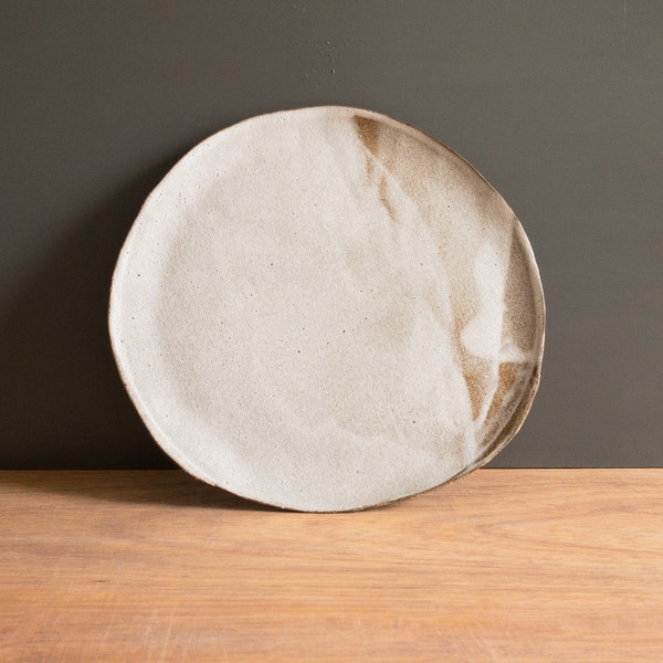 Handgemaakt steengoed dinerbord in geroosterde klei en wit glazuur - prachtige organische vormen. Op bestelling gemaakt