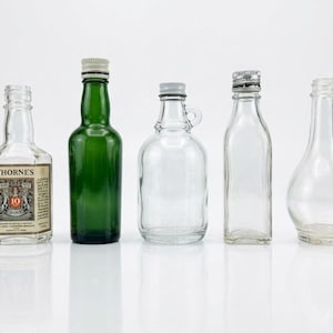 Vintage Barware Kollektion - 5 winzige Glasflaschen im Apothekenstil, einschließlich Thorne's Scotch & Fingerloop-Krug