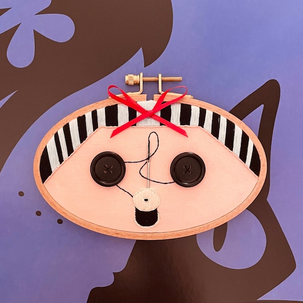 Aro de bordado de caja de regalo con botón Coraline