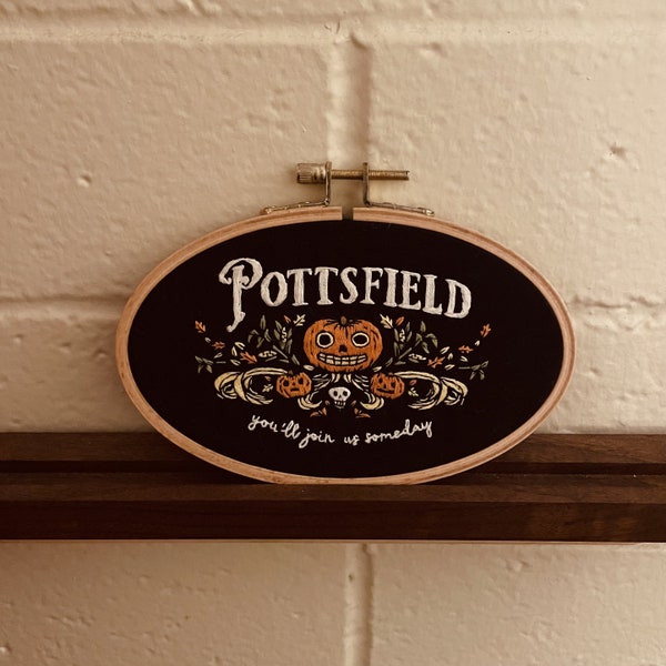 Stickrahmen von Pottsfield // Über die Gartenmauer
