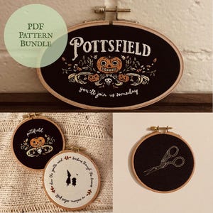 Puede incluir: Tres patrones de bordado en aro con un tema de Halloween espeluznante. El primer aro presenta una calabaza con una calavera y huesos cruzados y el texto "Pottsfield you'll join us someday". El segundo aro presenta una calabaza con una calavera y huesos cruzados y el text "Pottsfield". El tercer aro presenta un par de tijeras con una cabeza de pájaro.