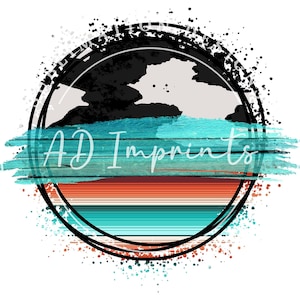 Op de afbeelding: Een cirkelvormig ontwerp met een zwart-witte koehuidprint, een turquoise blauwe en oranje gestreepte print en de tekst "AD Imprints" in wit. Het ontwerp is omgeven door een zwarte cirkel met een witte omtrek en een witte splatterachtergrond.