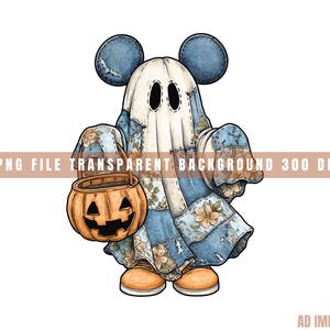 以下が含まれることがあります： ミッキーマウスの耳を持つ幽霊のキャラクターの気まぐれなイラスト。パッチワークのキルトの衣装を着て、カボチャのバケツを持っています。画像には「PNG FILE TRANSPARENT BACKGROUND 300 DPI」というテキストがあります。