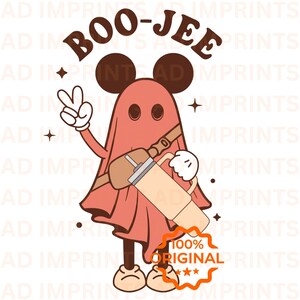 Può includere: Un fantasma dei cartoni animati che indossa un costume rosso con una tracolla marrone e una tazza marrone e beige. Il fantasma ha grandi orecchie nere e sta facendo il segno della pace con la mano destra. Il testo "BOO-JEE" è scritto in lettere marroni sopra il fantasma. Un cerchio rosso con stelle bianche e il testo "100% ORIGINAL" è sotto il fantasma.