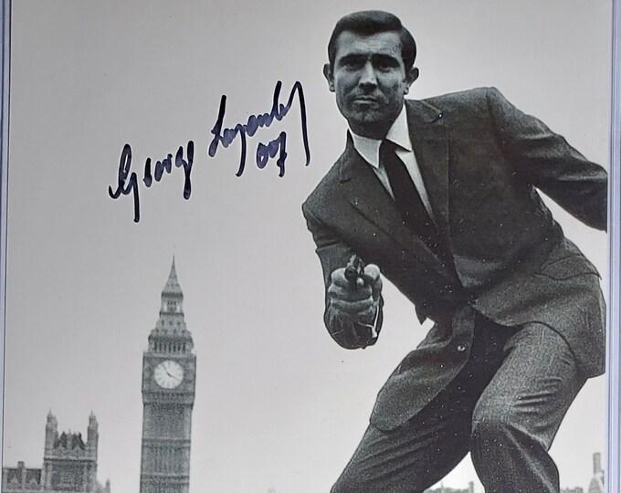 George Lazenby Authentic Signed 8x10 Photo W/ Beckett COA - James Bond 007
