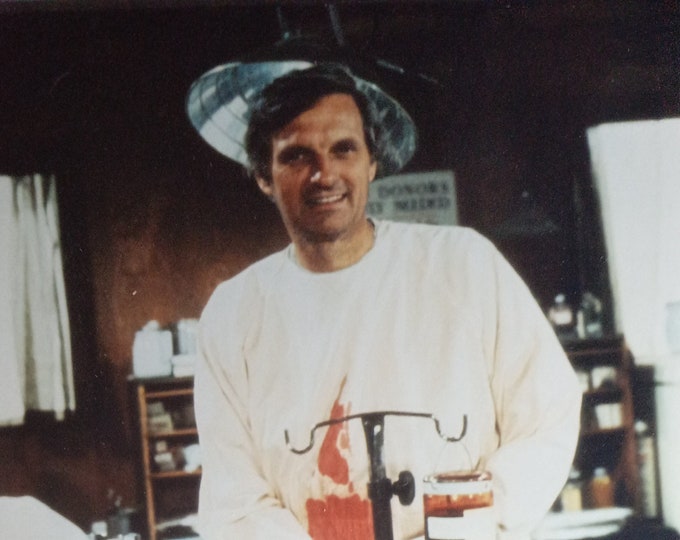 Alan Alda Authentic Signed 8x10 Photo W/ 3rd Party Authentication - M.A.S.H. - Hawkeye Pierce - Very Hard To Acquire Signature