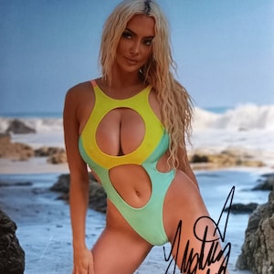 Lindsey Pelas Authentic Signed 8x10 Photo W/ Lighthouse COA - Model