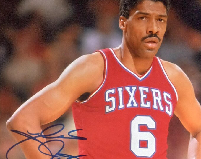 Julius Erving "Dr. J" Authentic Signed 8x10 Photo W/ 3rd Party Authentication - PHILADELPHIA 76ERS - H.O.F.