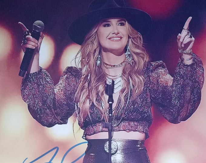 Lainey Wilson Authentic Signed 8x10 Photo W/ 3rd Party Authentication